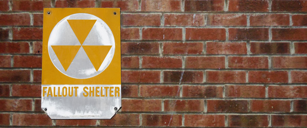 Close up ng karatula ng isang Fallout Shelter.